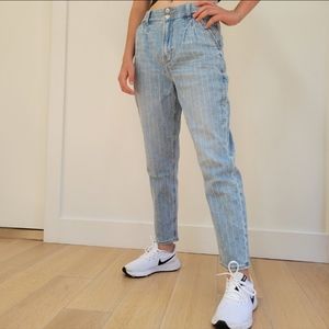 American Eagle Sz2 Mom Jeans Short Stretchy Light-Wash Stripes, Pleating Detail
